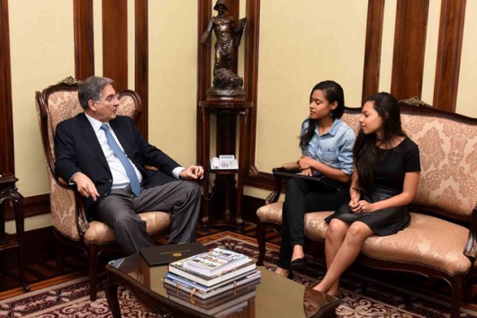 Governador de Minas recebe primeira mulher brasileira aceita na Escola de Engenharia de Oxford