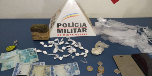 Homem esconde porções de cocaína em vaso sanitário de bar e é preso em São João Evangelista
