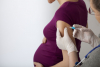 Vacinação de grávidas contra covid-19 pode proteger bebês
