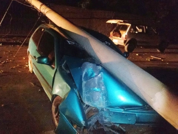 Água Boa: após acidente, carro bate em poste de luz e cidade fica sem energia