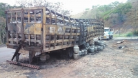 Carreta carregada com gás pega fogo em Santa Maria de Itabira