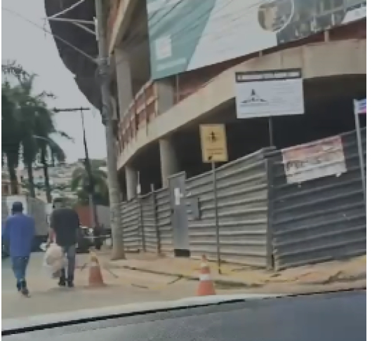 Obra na esquina da Milton Campos com C&ocirc;nego Davino, gera alerta para pedestres e motoristas
