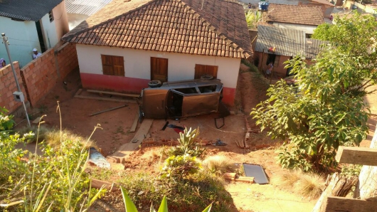 GUANHÃES: Carro vai parar na porta de uma casa depois de batida na BR 259