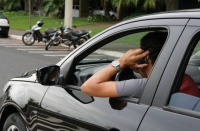 Usar celular ao dirigir será infração gravíssima a partir de novembro