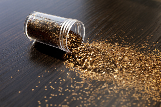 Anvisa suspende marcas de glitters e pós decorativos usados em doces e bolos