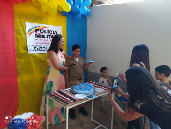 Criança que sonha em ser policial, comemora aniversário no quartel da PM em Rio Vermelho