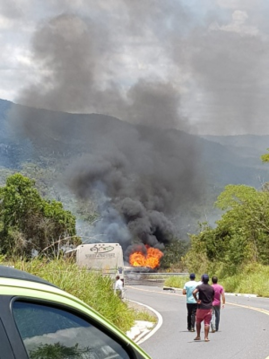 Motorista morre após caminhão-tanque tombar e pegar fogo na MGC-367, em Diamantina