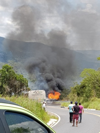 Motorista morre após caminhão-tanque tombar e pegar fogo na MGC-367, em Diamantina
