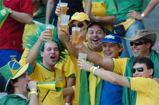 Volta da cerveja: Torcedor que beber nas cadeiras será multado em R$ 1.300