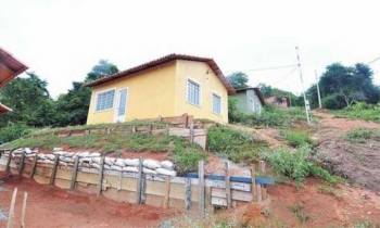 Casas para famílias carentes estão abandonadas em Paulistas