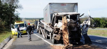 Com destino a Diamantina: motorista morre em batida entre dois caminhões na BR-040