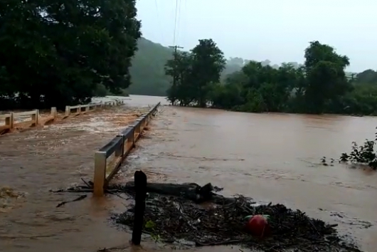 Barragem transborda em Diamantina, e 12 famílias são evacuadas