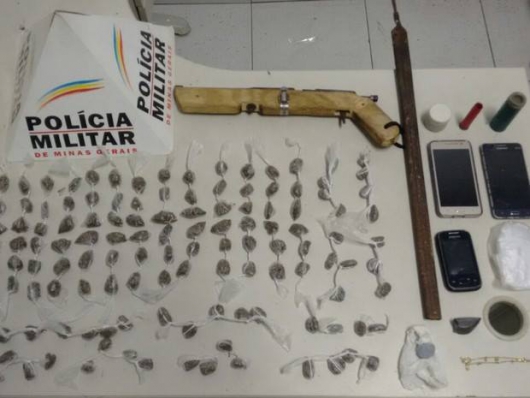 Quatro jovens são presos com 128 buchas de maconha em Belo Oriente
