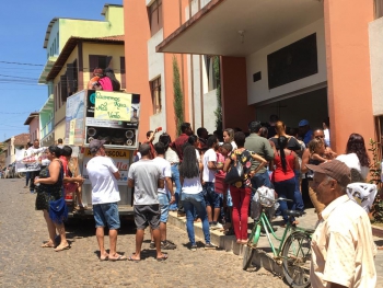 GUANHÃES: MORADORES REALIZAM MANIFESTAÇÃO EM PROTESTO À FALTA DE ÁGUA NA MAIOR CIDADE DA REGIÃO