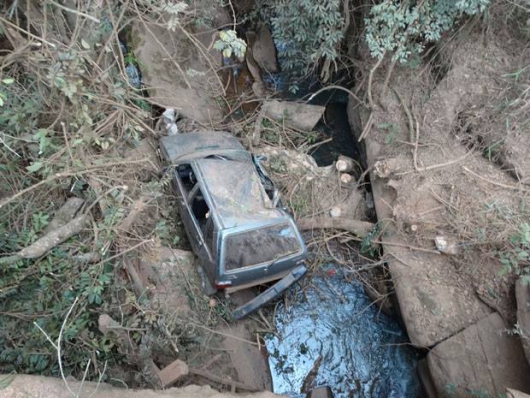 Proprietário encontra carro roubado destruído à beira de ribeirão em Santa Maria de Itabira