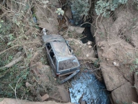 Proprietário encontra carro roubado destruído à beira de ribeirão em Santa Maria de Itabira