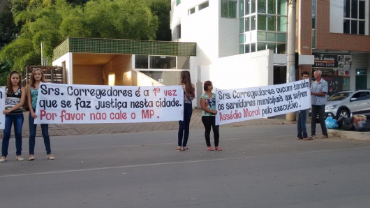 Guanhanenses fazem manifestação em apoio ao Ministério Público e permanência dos seus representantes na cidade