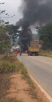 ATENÇÃO MOTORISTAS: Índios Pataxós interditam MGC-120 em manifesto contra PL 490/2007