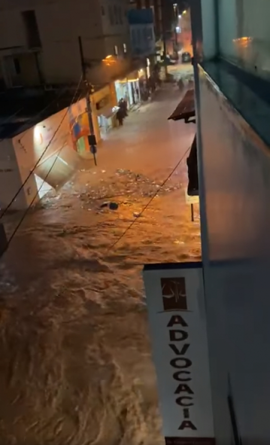 CHUVAS EM CAPELINHA: Temporal derruba casas, arrasta carros e causa prejuízo a comércios locais