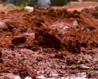 Chuva deixa o acesso à comunidade Maia dos Buracos enlamaçado