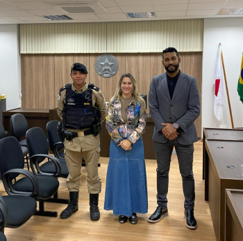 Em Guanhães, o 65º Batalhão da Polícia Militar vai além do combate: leva conscientização e tecnologia na luta contra a violência doméstica.