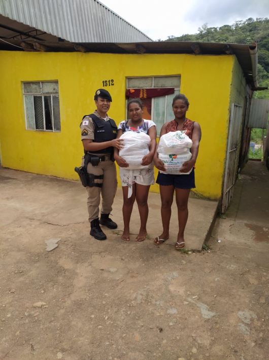 MAIS AÇÃO SOCIAL: Polícia Militar faz doações para famílias necessitadas em Guanhães