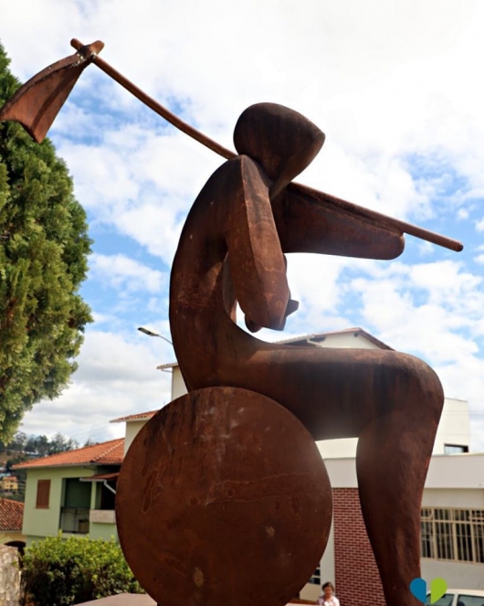 Monumento “Homem do Mato Dentro” do artista Paulo Virgílio é restaurado em Conceição do Mato Dentro