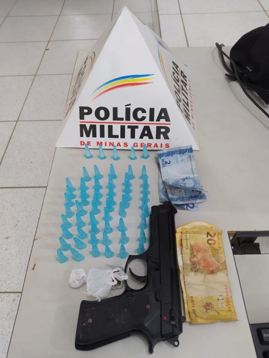 Três indivíduos são presos e um menor é apreendido por roubo e tráfico de drogas em Guanhães