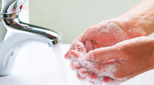 Não tem álcool gel e agora? Lavar as mãos com água e sabão é tão eficaz quanto para eliminar Coronavírus