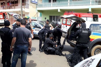 Homem invade casa, ameaça reféns com facas e se rende após oito horas de negociação em Capelinha