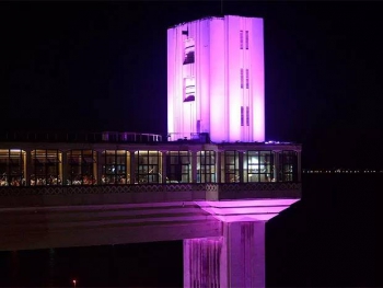 Outubro Rosa: Cartões postais recebem iluminação especial para alertar contra o câncer de mama