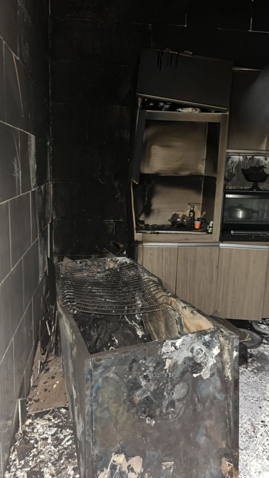 Resid&ecirc;ncia pega fogo no bairro Jo&atilde;o Niquinho e fam&iacute;lia relata momentos de susto em Guanh&atilde;es