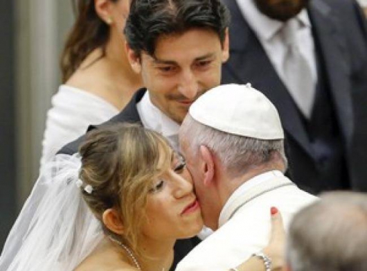 Papa pede que divorciados não sejam tratados como excomungados