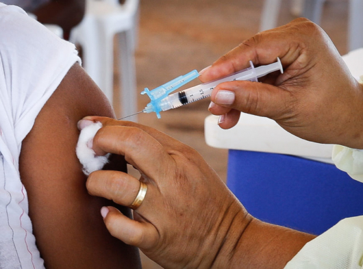 Efeitos colaterais de vacinas contra covid-19 são de natureza leve e não acarretam maiores problemas aos vacinados, reforça Saúde