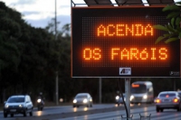 Vias devem ter aviso fixo sobre farol, dizem especialistas