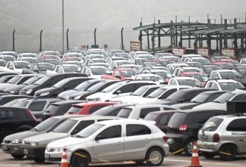 Vendas de carro retrocedem uma década e caem quase 28%