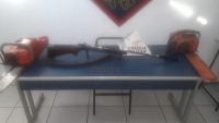 Homem é preso com armas, munições e motosserras durante abordagem, em São João Evangelista