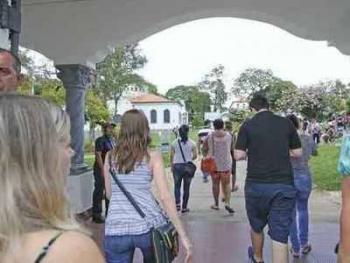 Escolas abusam ao reter histórico de inadimplente