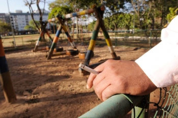 Projeto proíbe fumo em parques infantis, ginásios abertos e estádios
