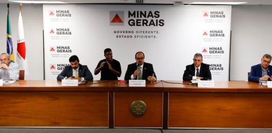 Em crise, Minas suspende pagamento de férias e abono fardamento de servidores