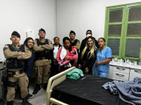 Ação rápida da PM de Rio Vermelho salva bebê engasgada e emociona a cidade. Agilidade e preparo fizeram a diferença!