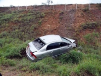 MG-129: Honda Civic que seguia de Guanhães para Confis capota e motorista sai ileso