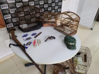 Polícia Ambiental apreende armas de fogo e pássaros em Sapucaia de Guanhães
