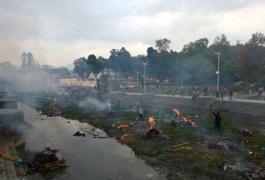 Número de mortos em terremoto no Nepal sobe para 3,7 mil