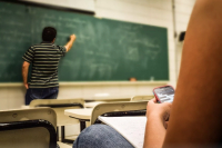 Senado aprova projeto para restringir uso de celular em escolas de todo o país