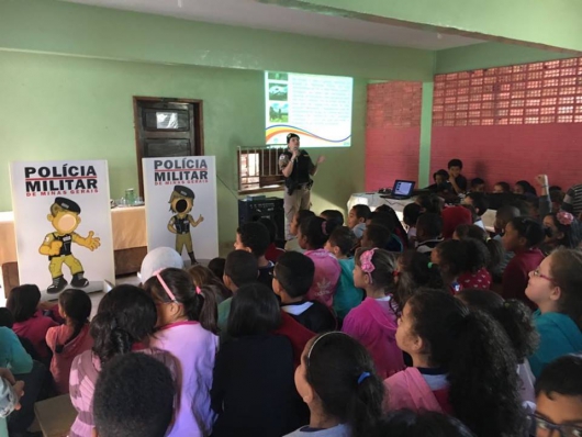 Projeto Escolha Certa: PM realiza ciclo de palestras orientando alunos sobre o uso de pipas em Guanhães