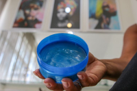 Anvisa cancela venda de 47 pomadas para fixar cabelos