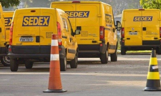 Greve dos caminhoneiros faz Correios suspenderem envio de Sedex