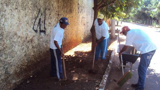 Detentos fazem limpeza e manutenção urbana em 45 municípios de Minas Gerais