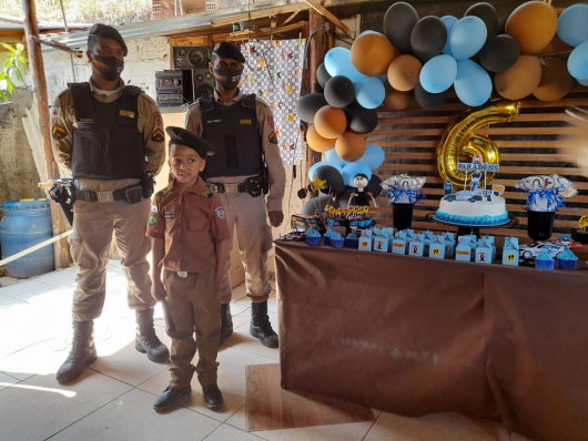 CANTAGALO: Criança é surpreendida por militares no dia de seu aniversário